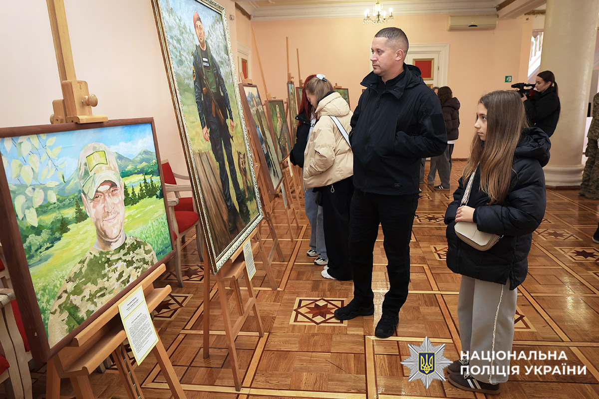 Дитина загиблого захисника біля портрета батька
