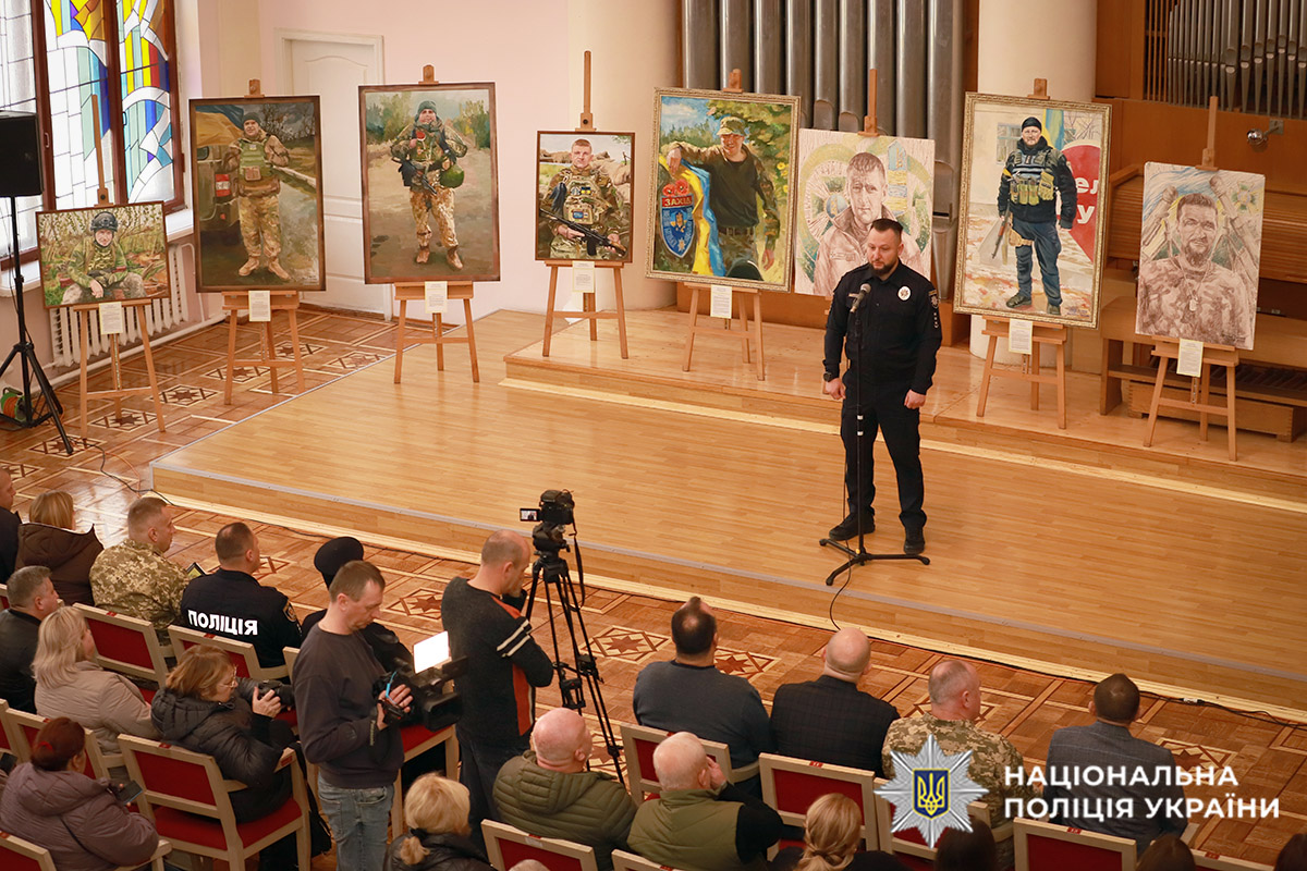 Заступник начальника ГУНП Андрій Чайковський виступає перед присутніми на заході