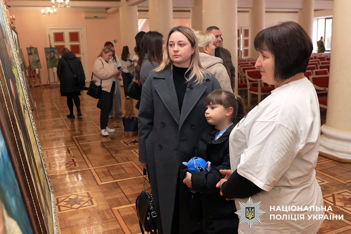 Родичі біля портрета загиблого захисника