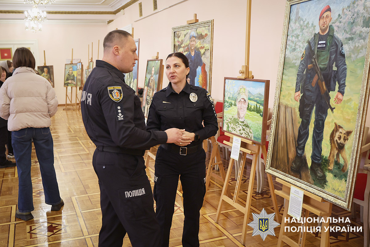 Поліцейські розглядають портрети загиблих захисників