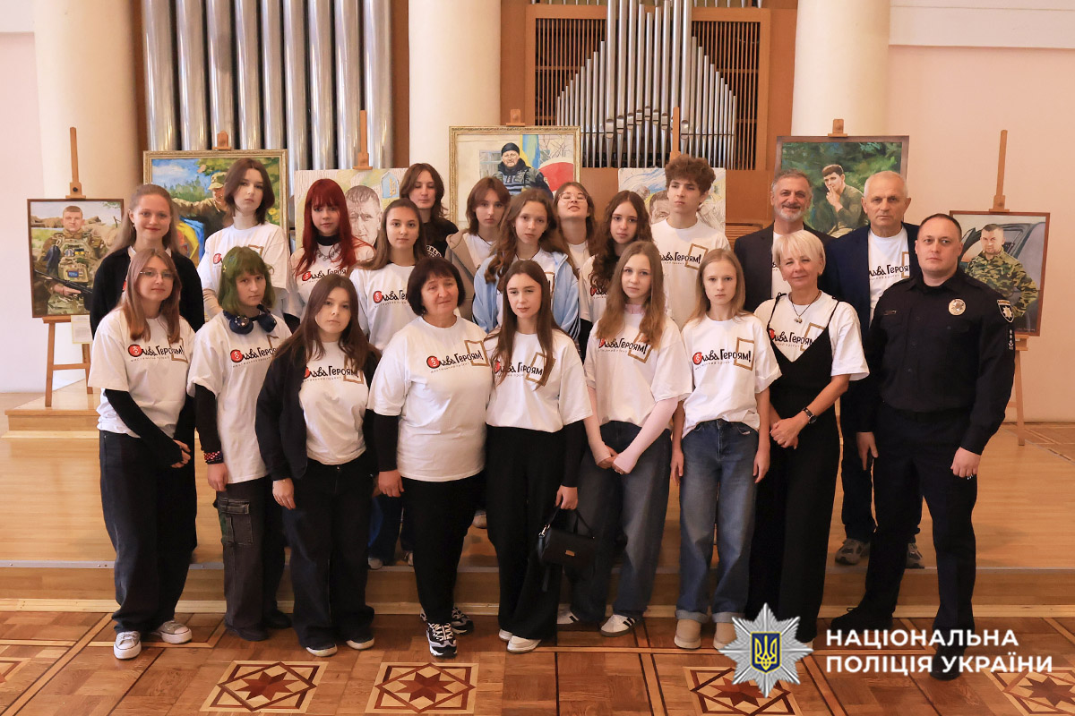 Начальник УГІ ГУНП в Хмельницькій області Петро Кузьмін з учнями Старокостянтинівської художньої школи, які малювали портрети