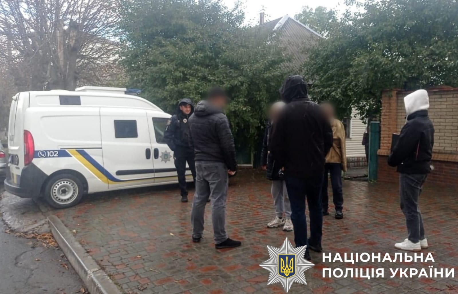 На фото зображені працівники поліції та затриманий.