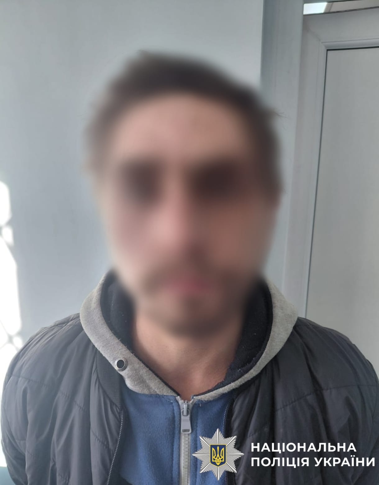 На фото зображений затриманий.