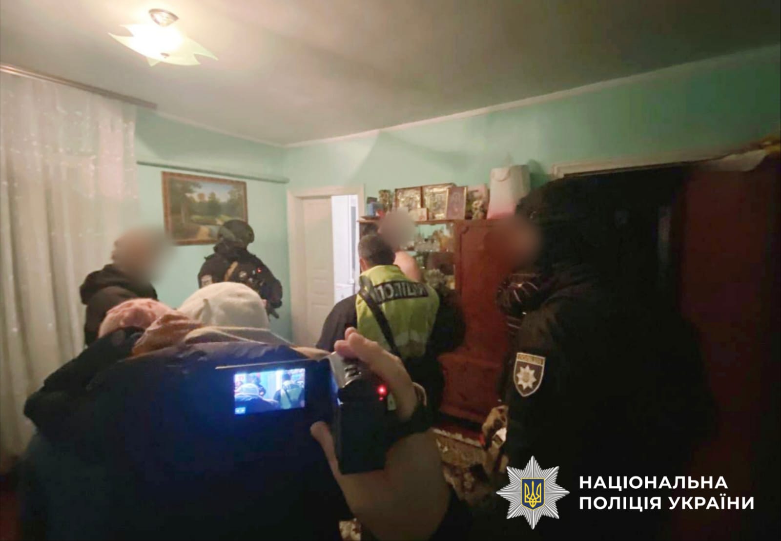 На фото поліцейські та інші учасники обшуку.