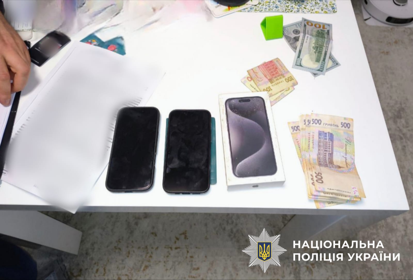 На фото вилучені під час обшуку речі.