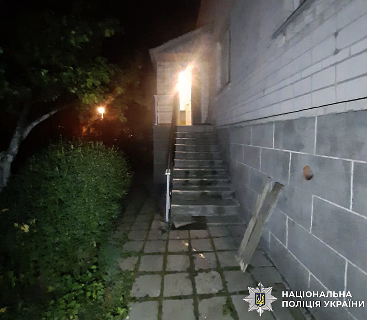 На фото зображено місце події, де бідбувся вибух котла у Броварах.