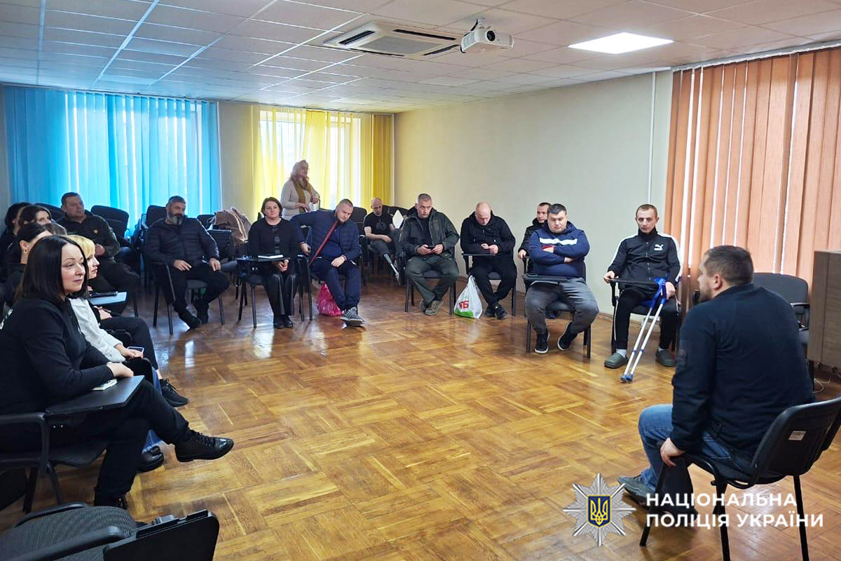 Поранені поліцейські слухають історію колег