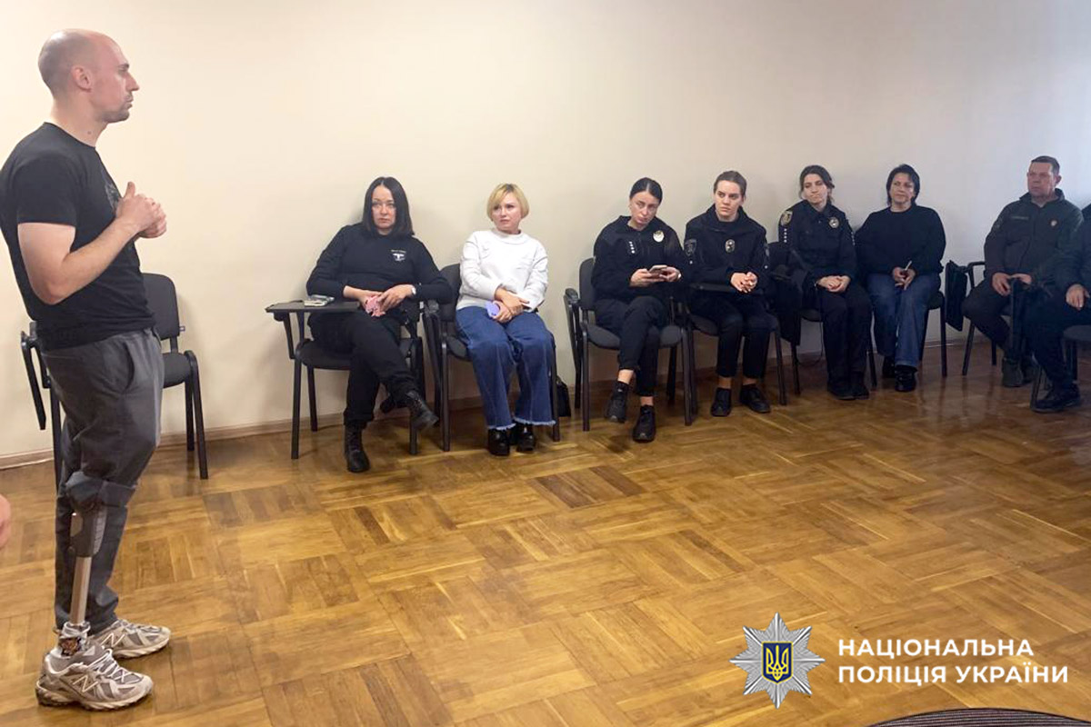 Поліцейські слухають виступ ветерана