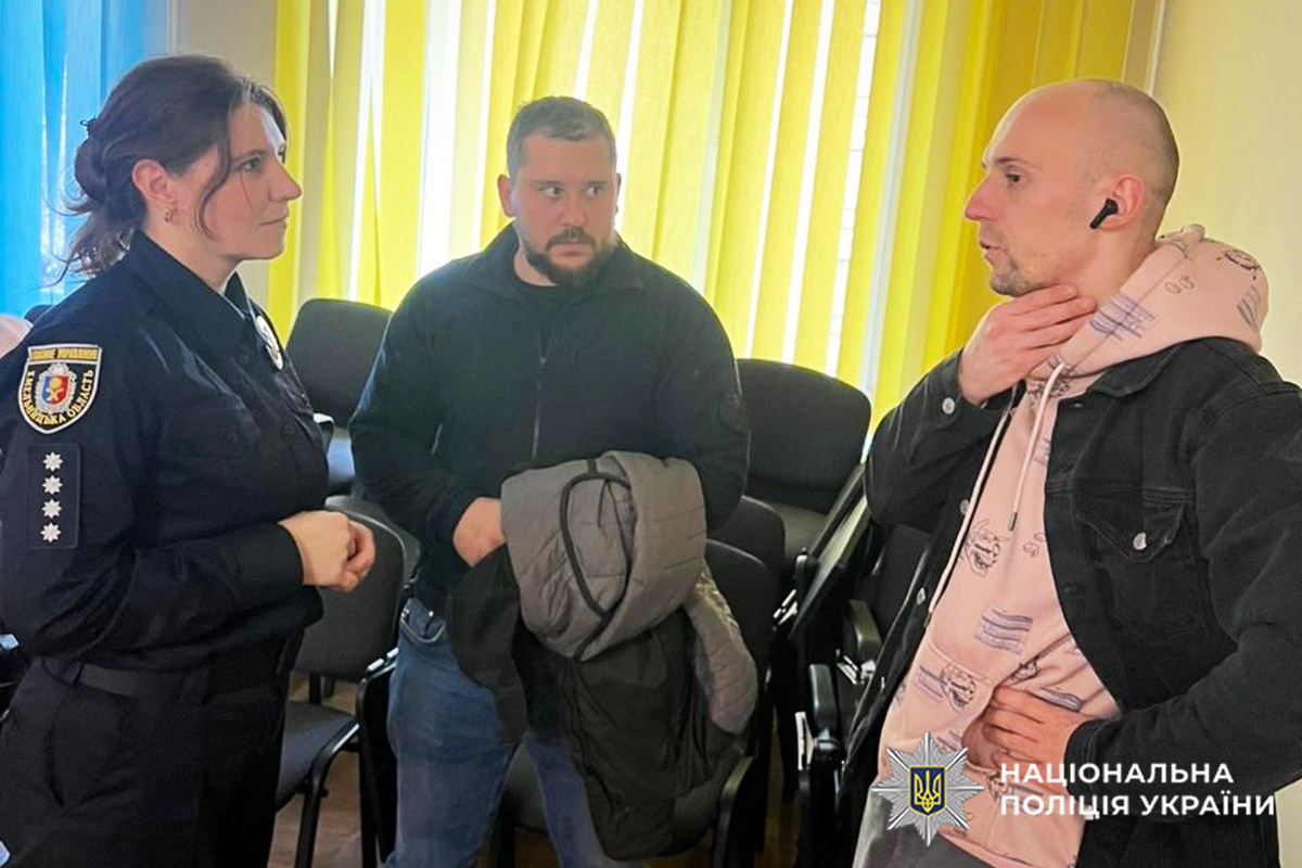 Ветерани Андрій Одаренко та Павло Гуцол спілкують з поліцейською