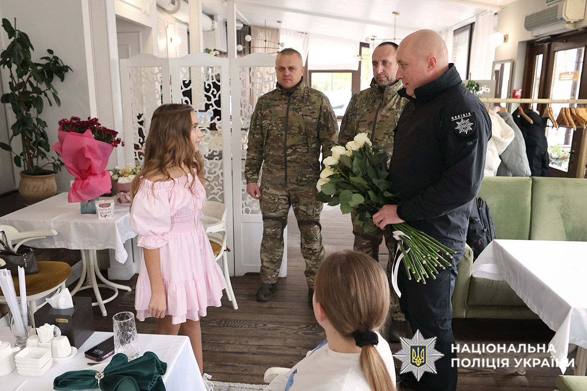 Спецпризначенці поліції вітають доньку загиблого колеги з Днем народження