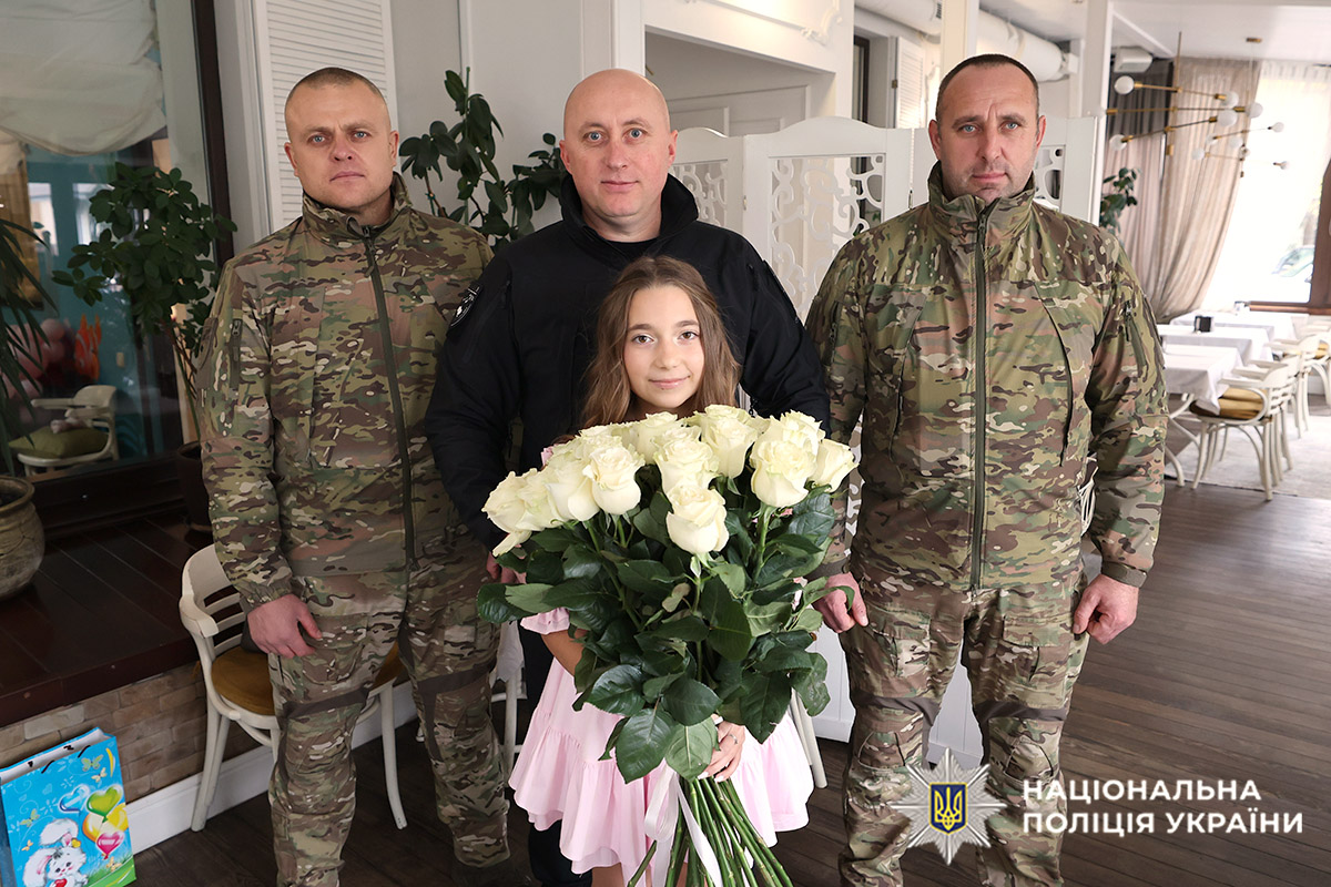 Спецпризначенці поліції дарують великий букет білих троянд доньці загиблого колеги на її День народження