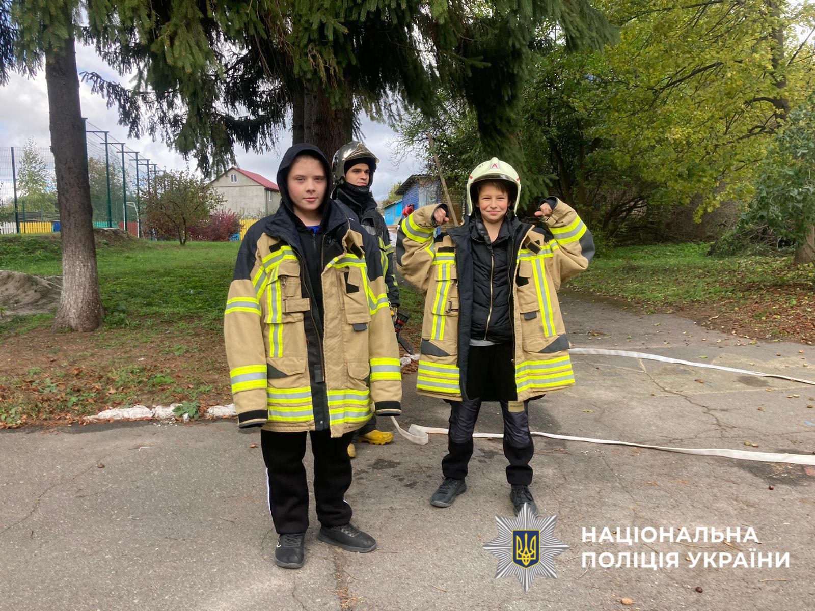 На фото зображені діти, під час відвідування мобільного класу безпеки.