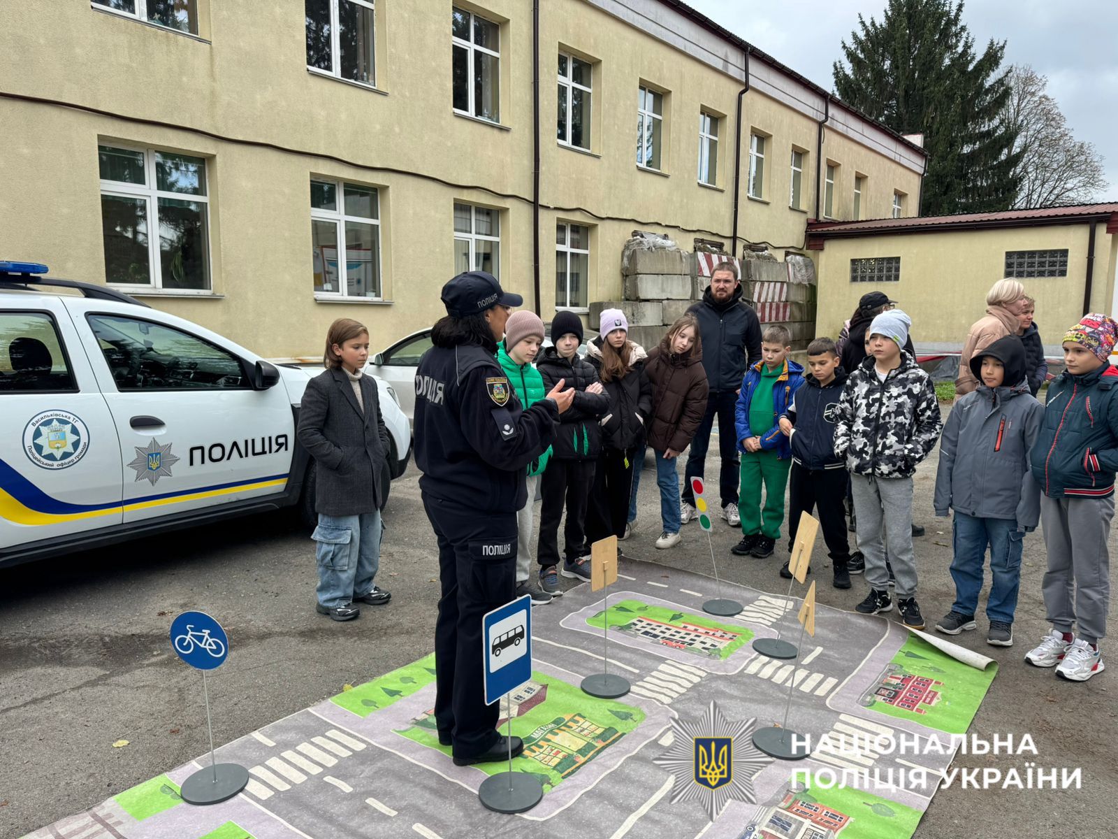 На фото зображені діти, які відвідали мобільний клас безпеки.