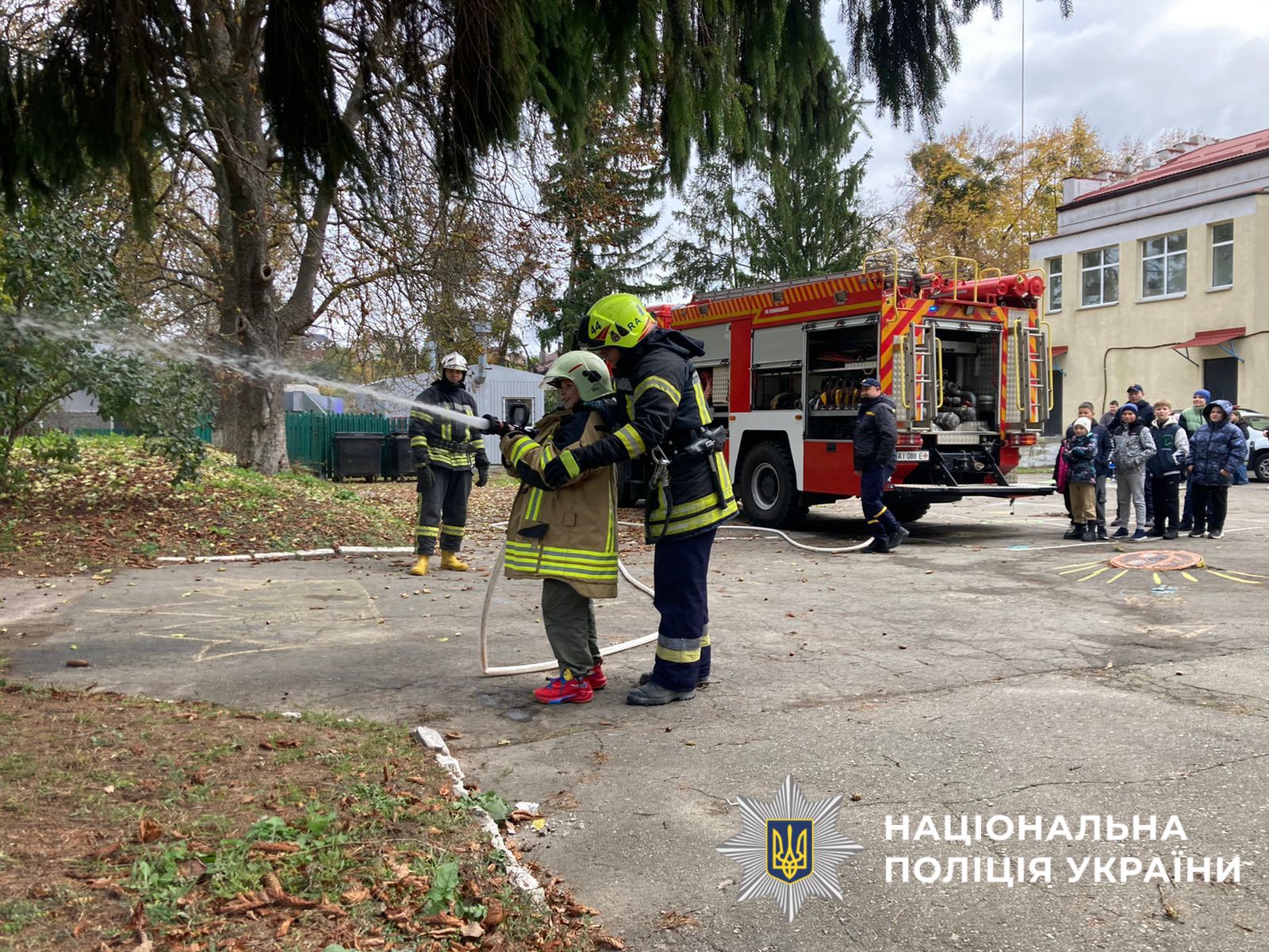 На фото зображені діти, під час відвідування мобільного класу безпеки.