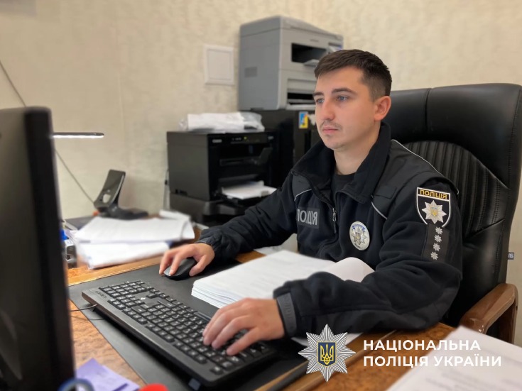 Слідчий працює за робочим місцем