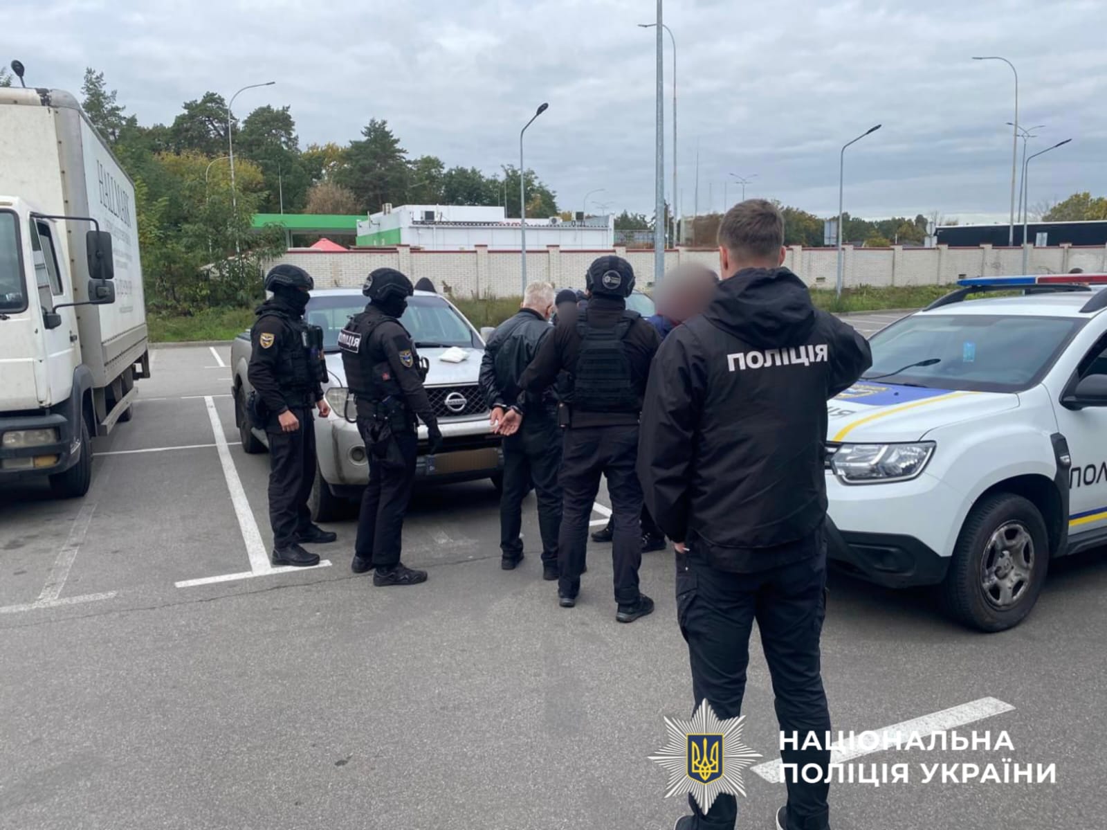 На фото поліцейські та затриманий.