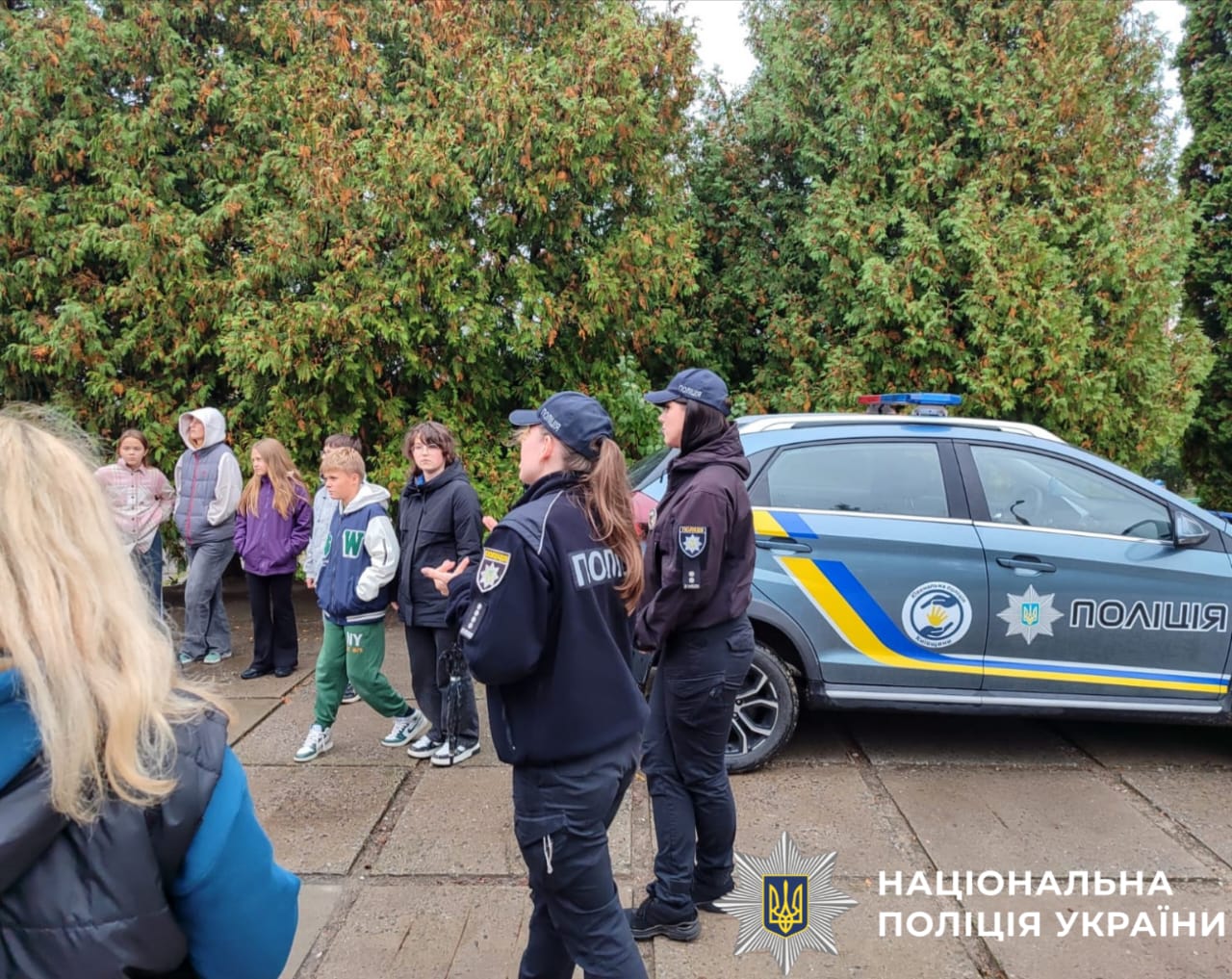 На фото поіцейські та діти під час проведення зустрічі.