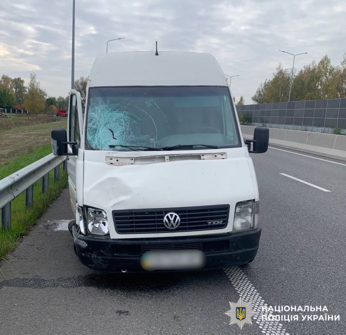 На фото автомобіль із механічними пошкодженнями