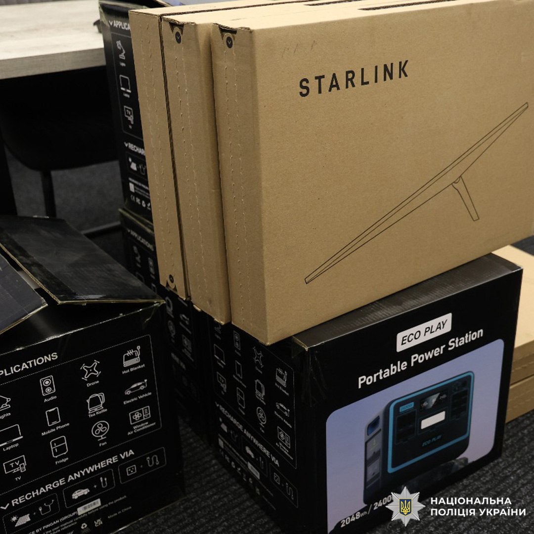 На передньому плані системи супутникового інтернету Starlink, поруч портативні електростанції ECO PLAY.