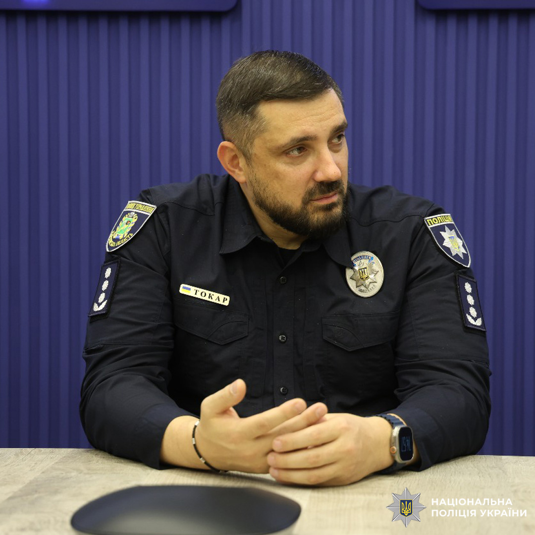 Поліцейський уважно слухає.