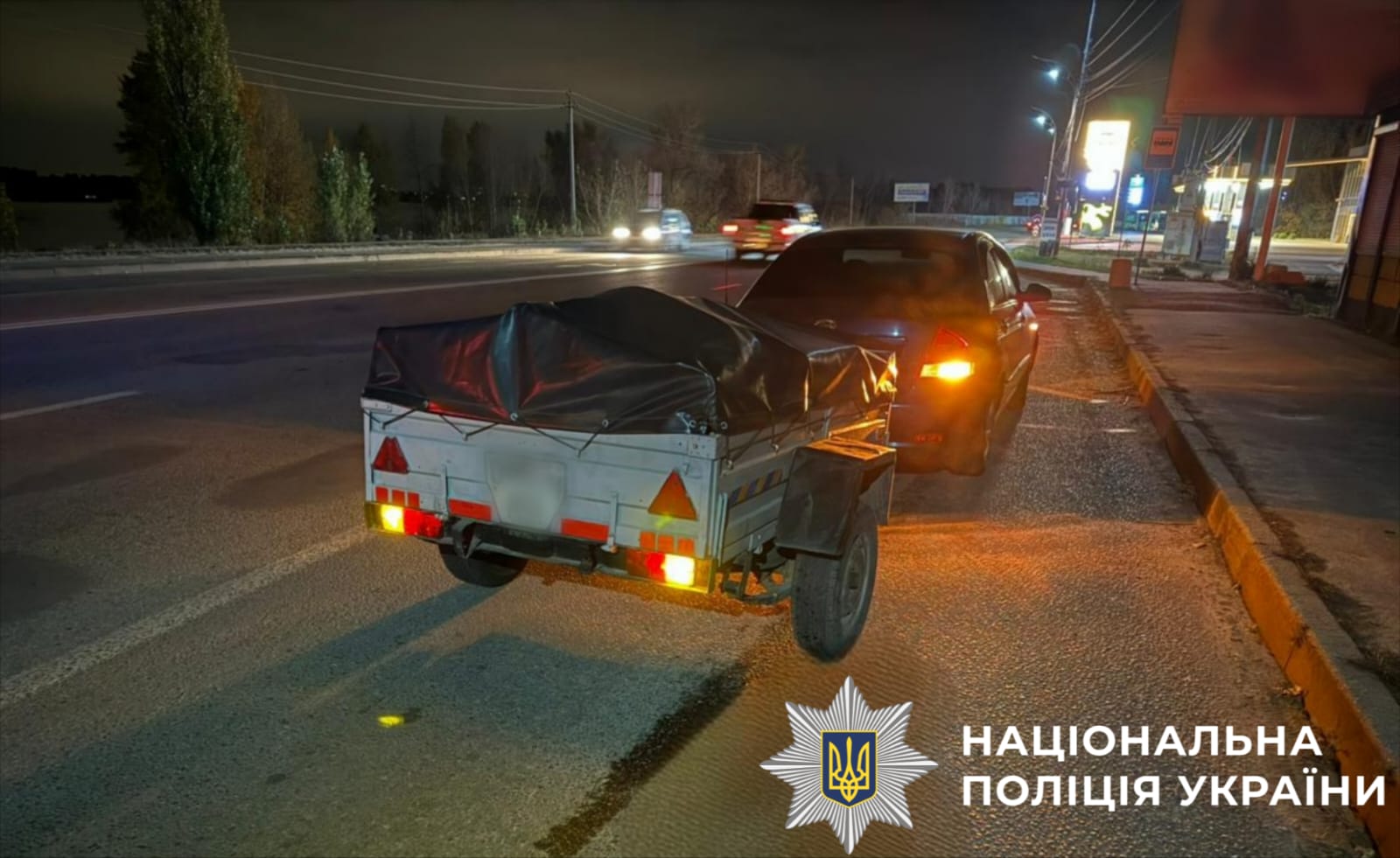 На фото пошкоджений автомобіль вид ззаду.