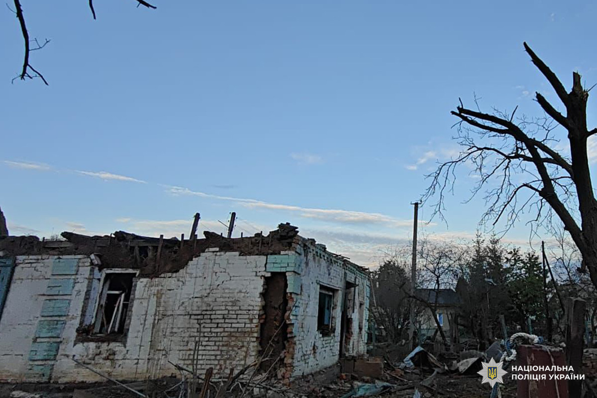 Дім, якого торкнулась війна. Руїни, уламки, порожні вікна.