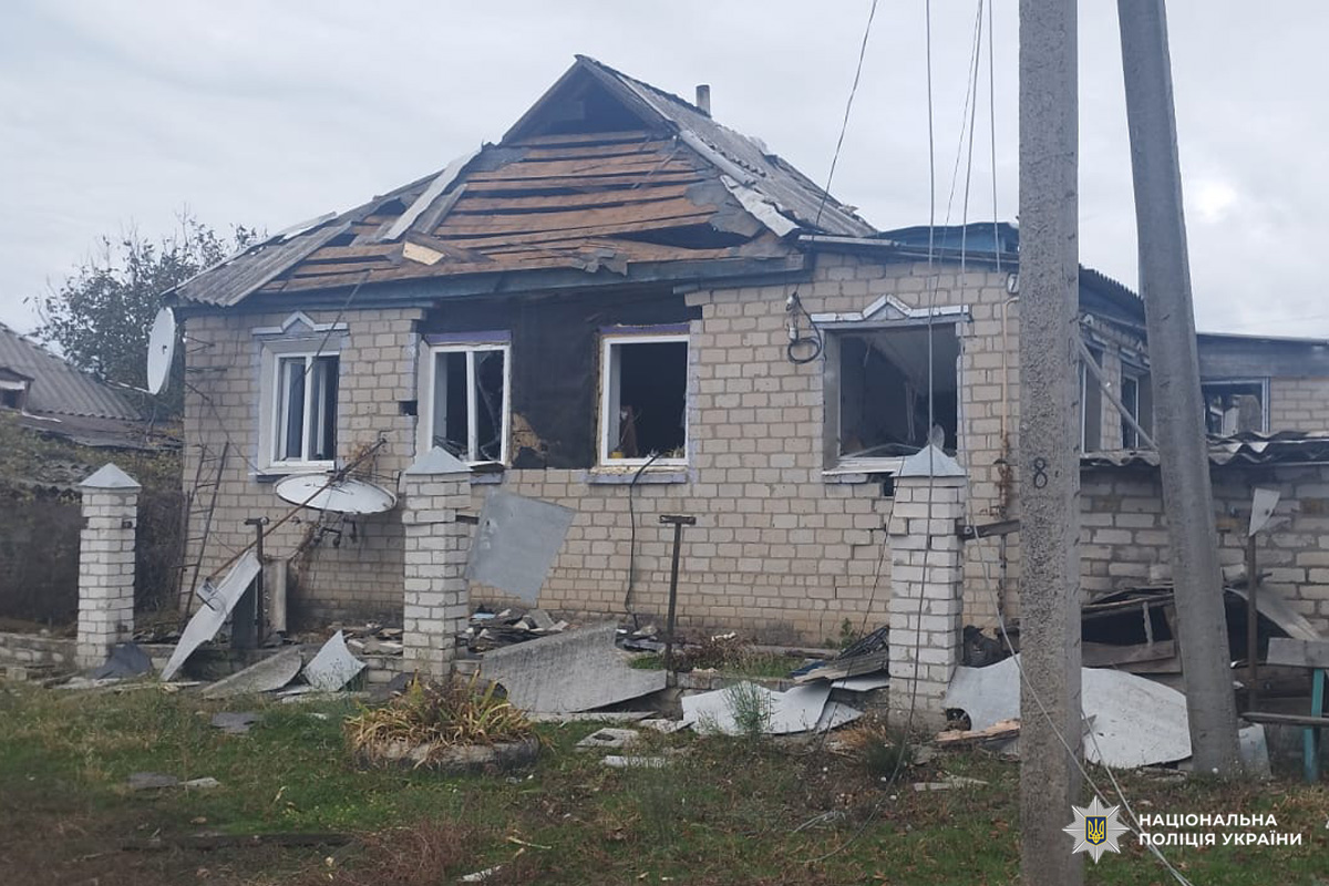 Наслідки удару: зруйнований будинок, вибиті вікна, уламки всюди.