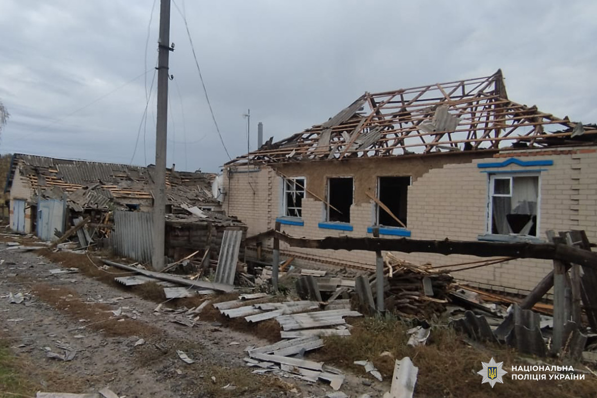 Руїни на околиці: знищені дахи, уламки, бруд і мовчазна електроопора.
