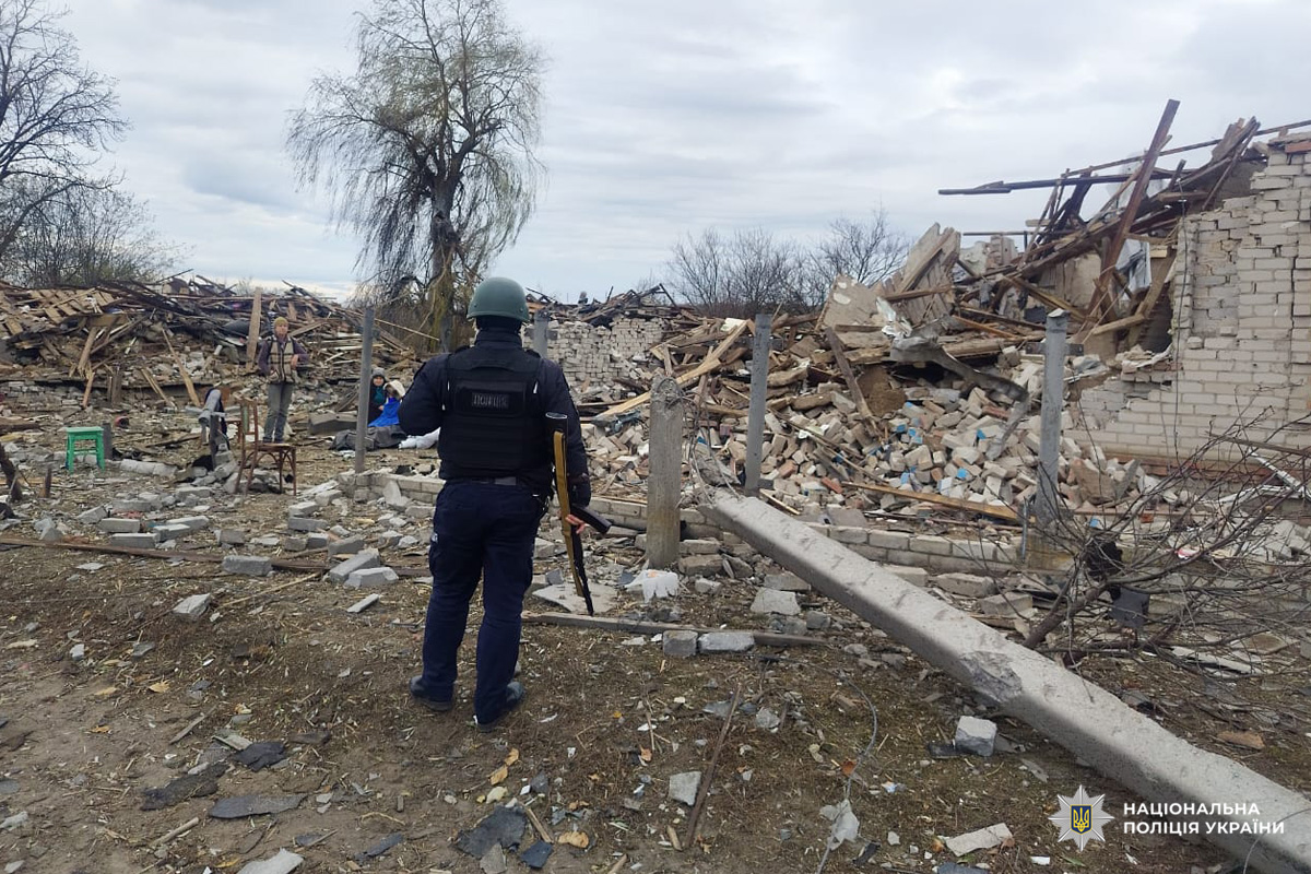 Поліцейський серед руїн. Зброя, уламки, мовчазне свідчення того, що сталося.