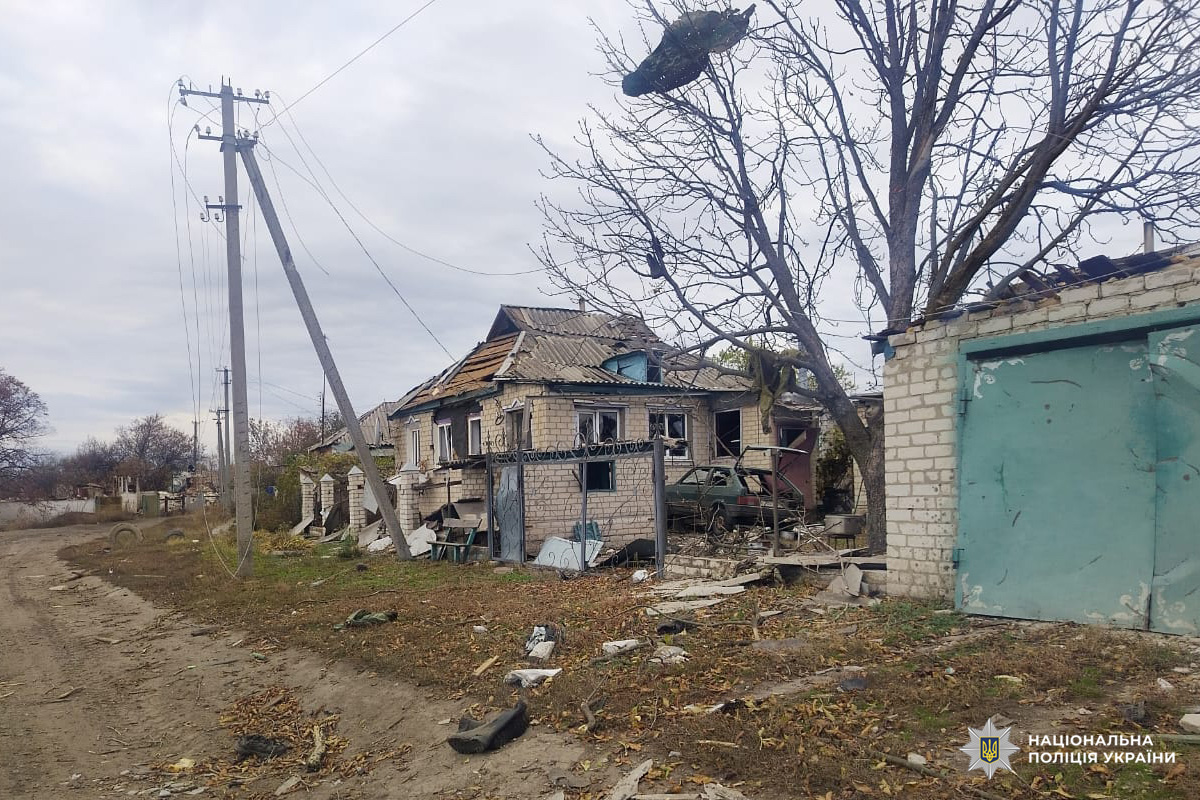 Руїни, знищене авто, мовчазні дерева. Сліди удару.