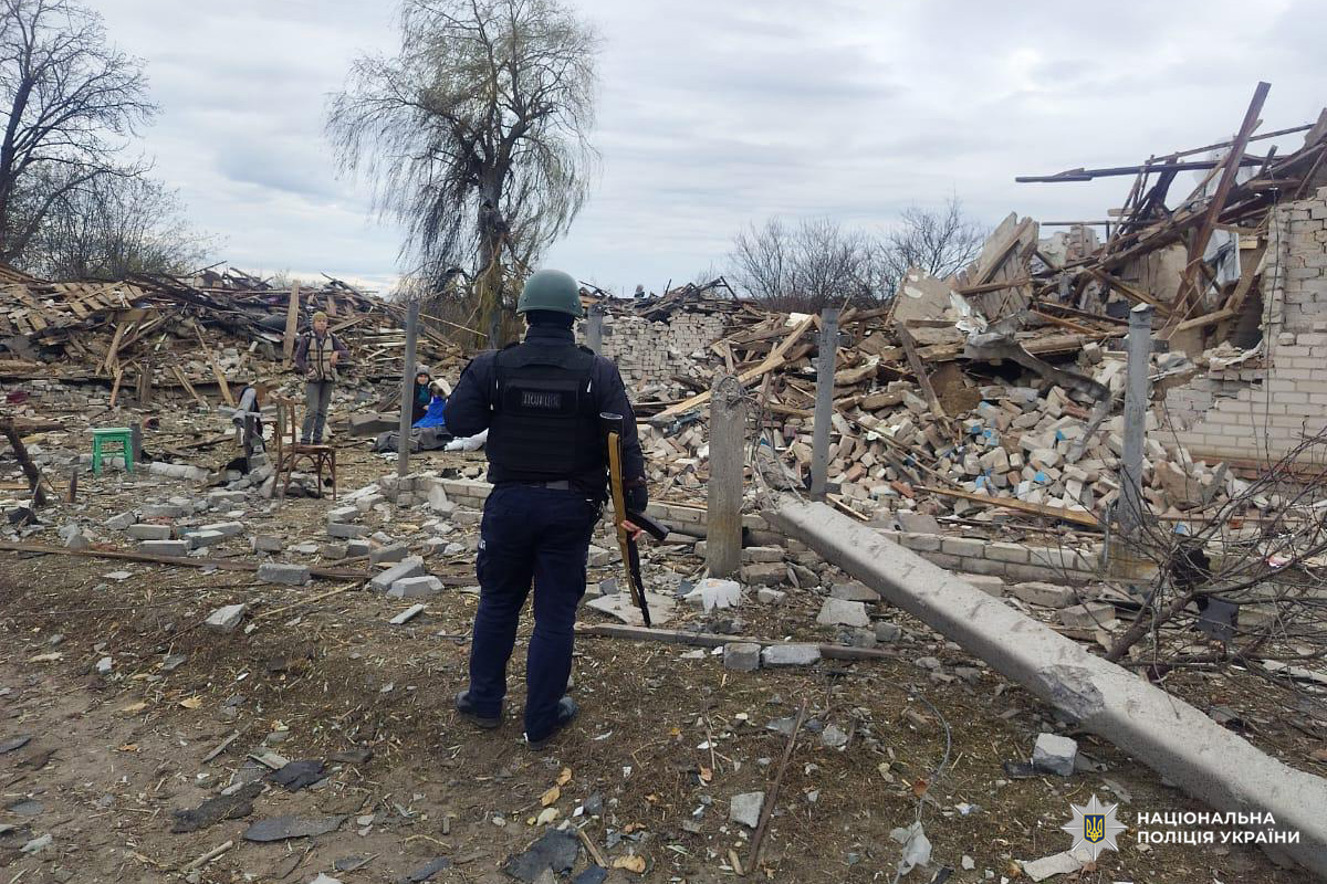 Поліцейський серед руїн. Погляд на те, що залишилось після удару.