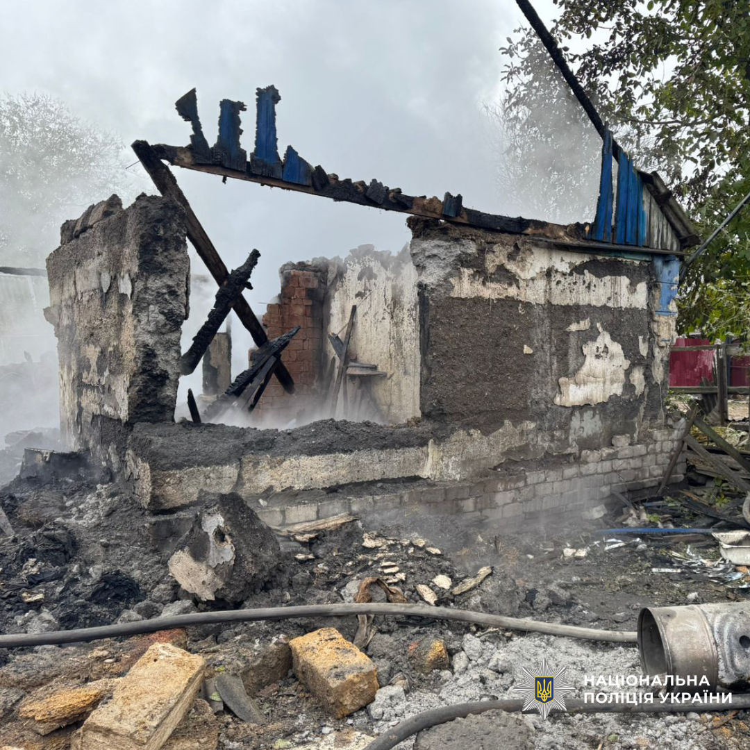 Зруйнована будівля в наслідок обстрілу