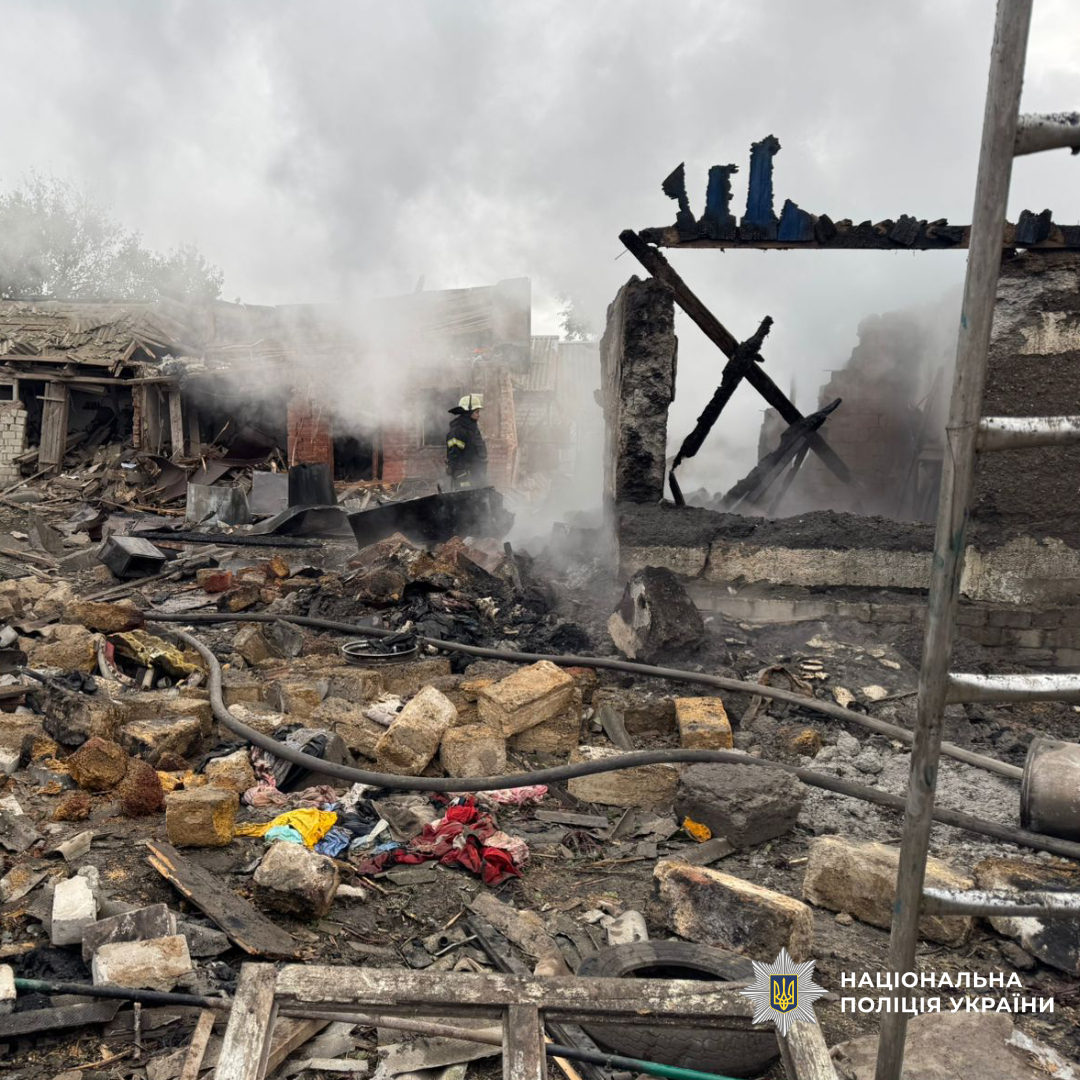 Зруйнована будівля в наслідок обстрілу