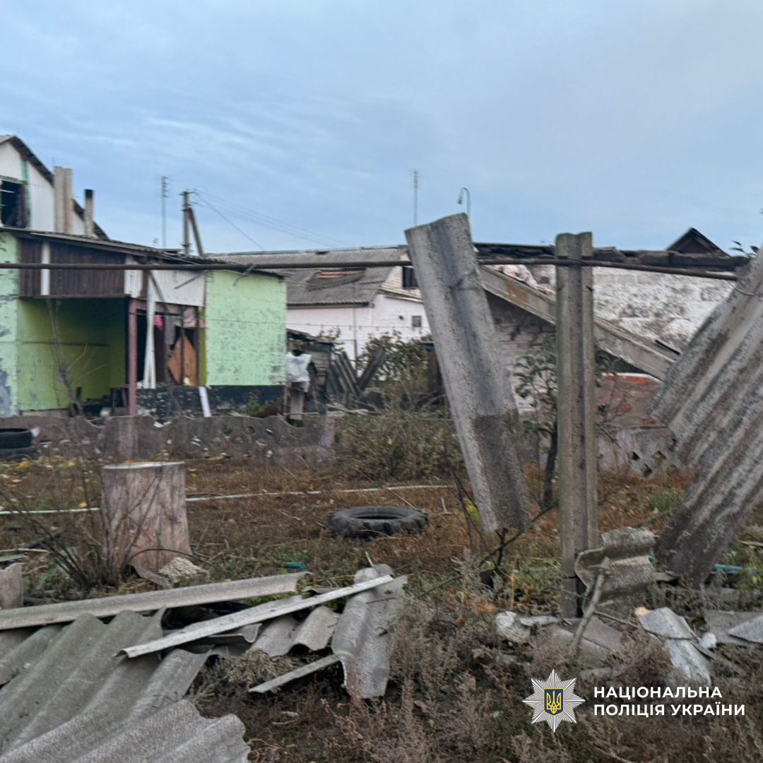 Зруйнована будівля в наслідок обстрілу