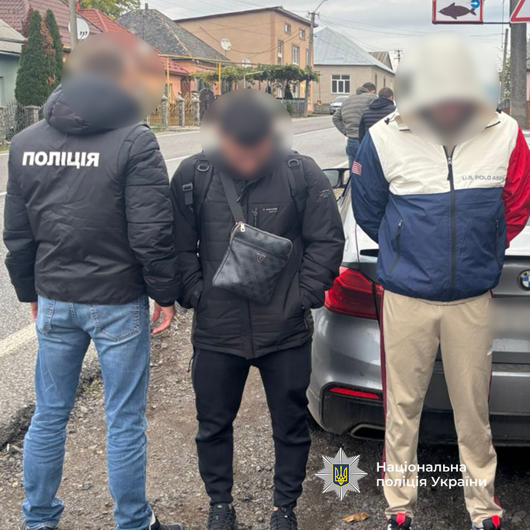 Поліцейські затримують зловмисника, який організував незаконний перетин кордону