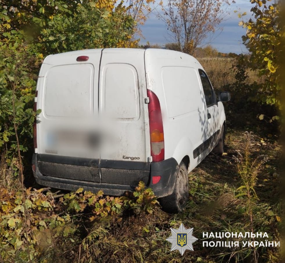 На фото зображений автомобіль, який було викрадено.