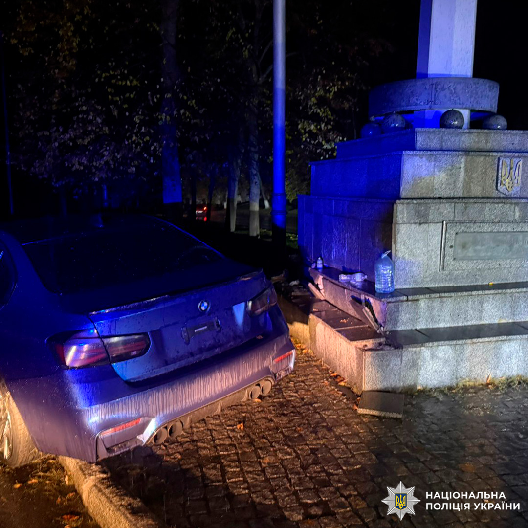 На зображенні зафіксовано наслідки дорожньо-транспортної пригоди, що сталася вночі: легковий автомобіль зі значними пошкодженнями зіткнувся з кам’яним монументом.