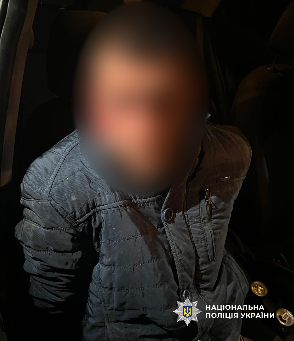 підозрбваний, який незаконно заволодів чужим позашляховиком преміумкласу