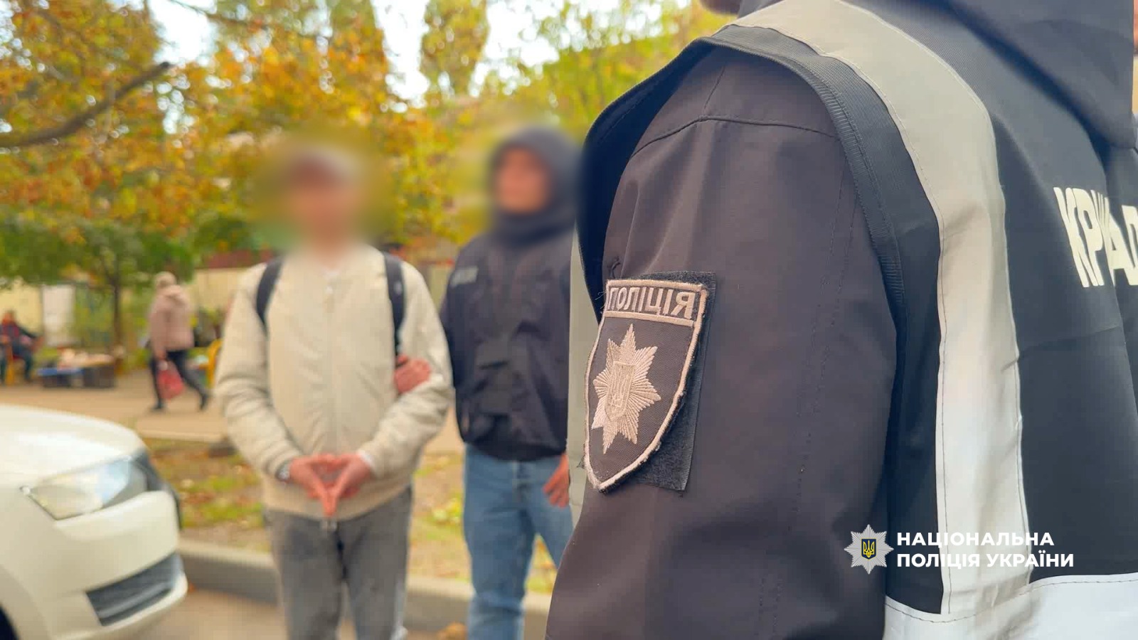 шеврон поліції, на фоні правопорушник