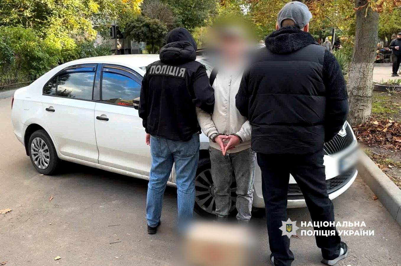 правоохоронці із правопорушником