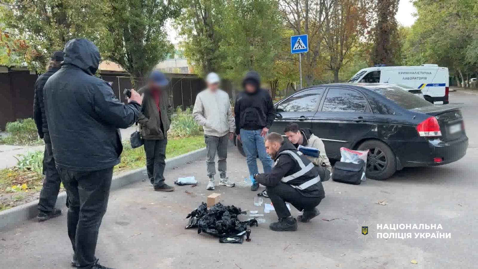 експерт фіксує знайдені речові докази