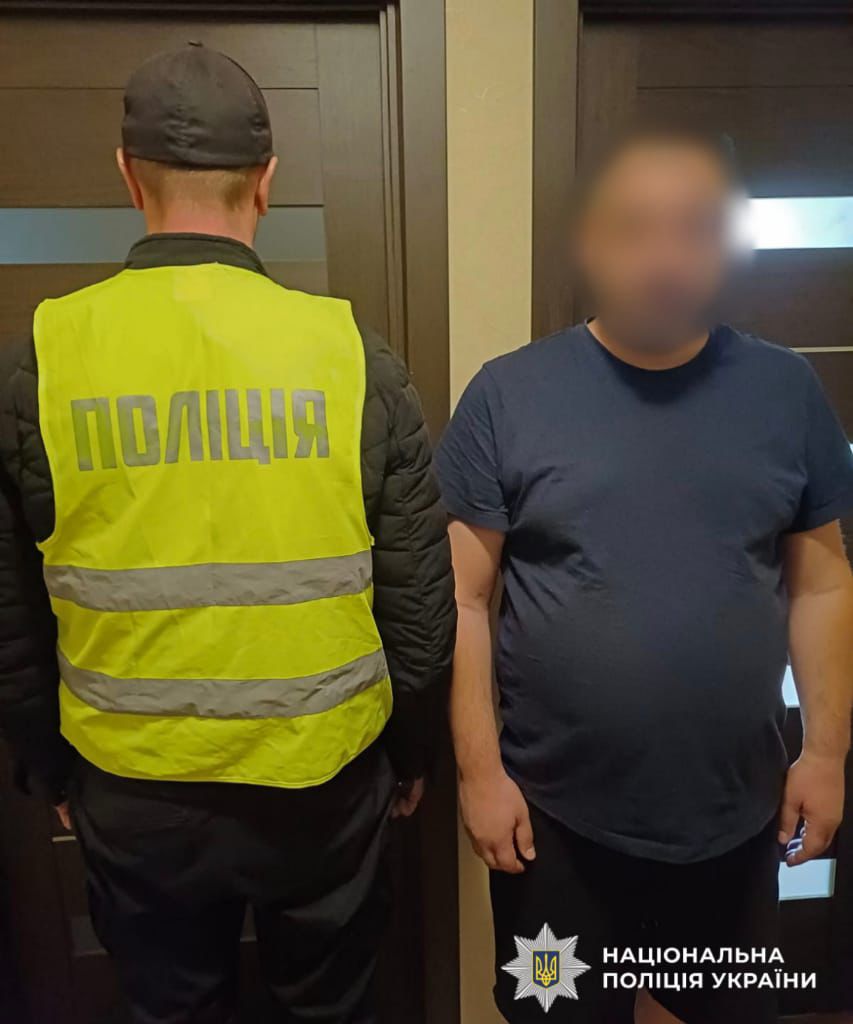 На фото зображений працівник поліції з правопорушником