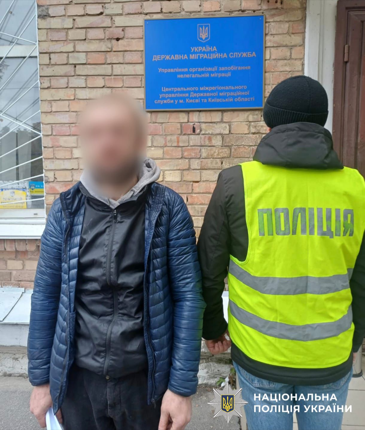 На фото зображений працівник поліції з правопорушником
