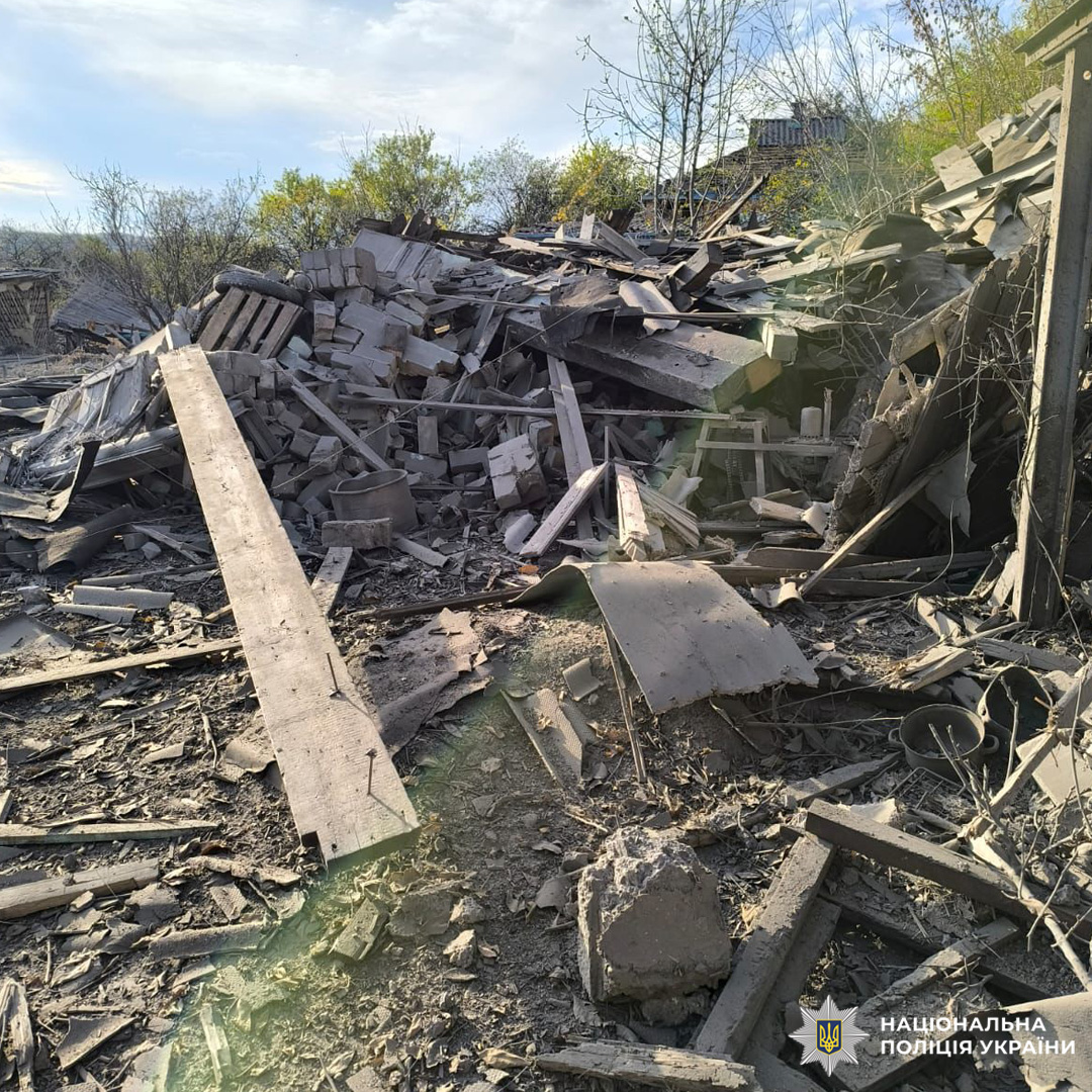 Скупчення уламків деревини, бетону та будівельних матеріалів після руйнування.