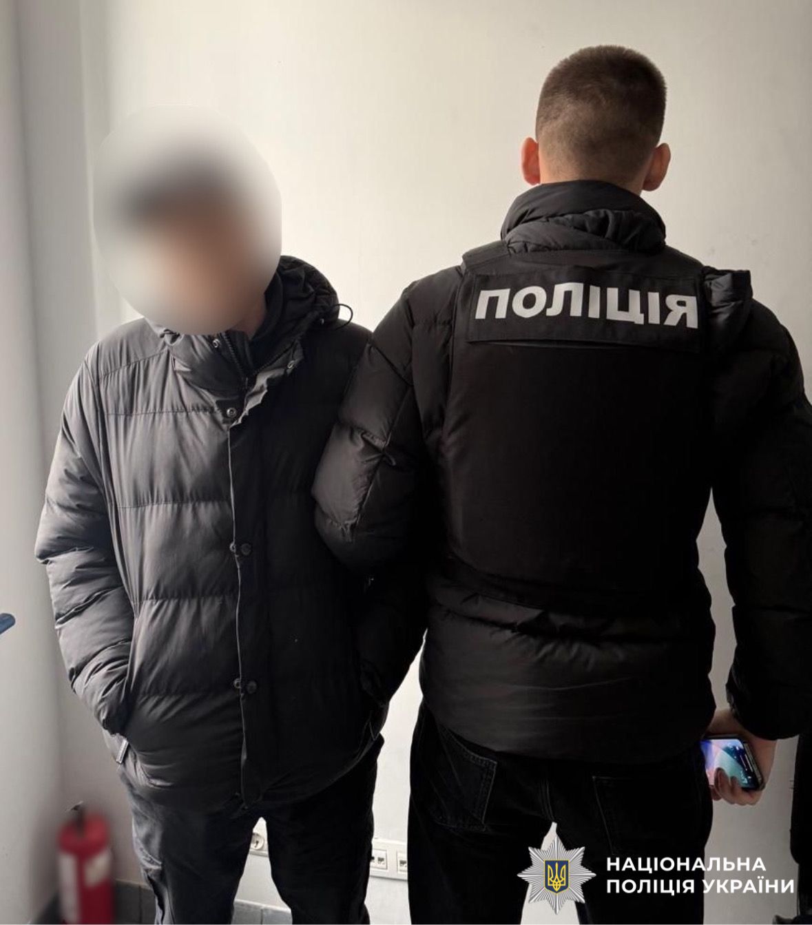 На фото зображений зловмисник з поліцейським.