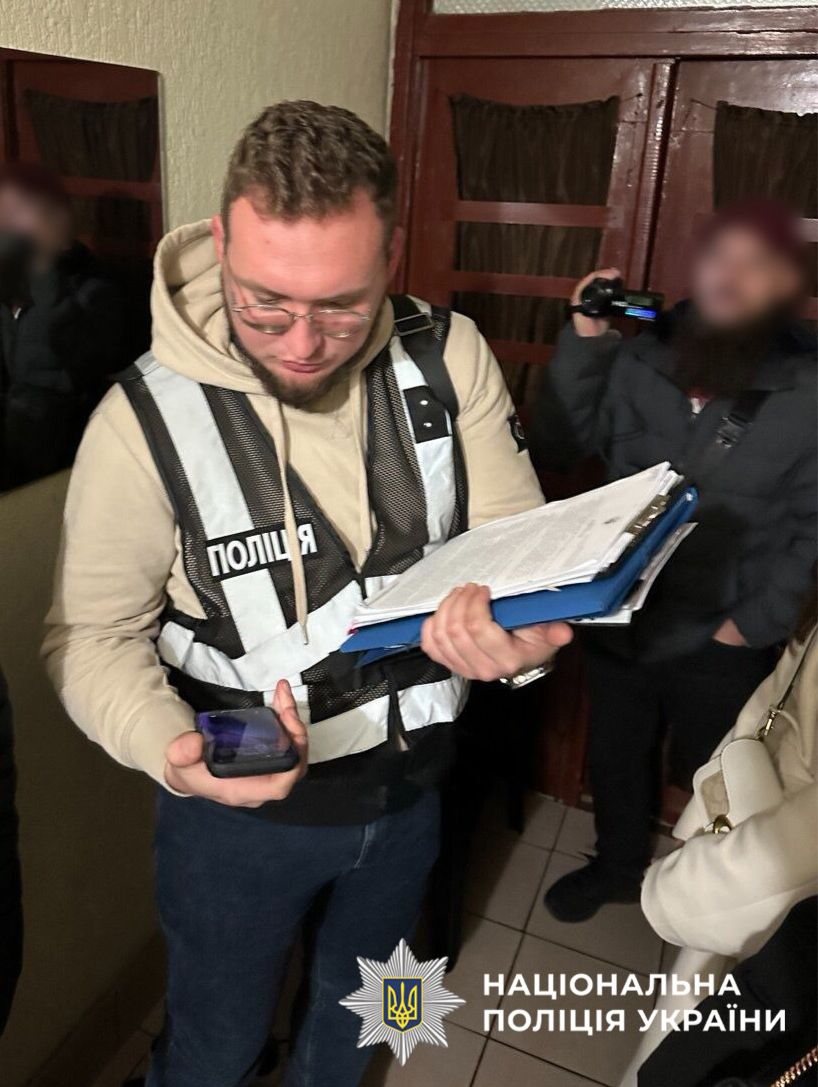 На фото зображені працівники поліції