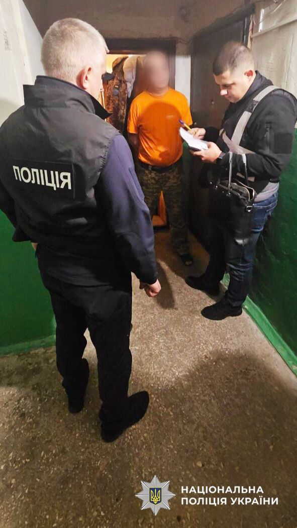 На фото зображені працівники поліції та зловмисник