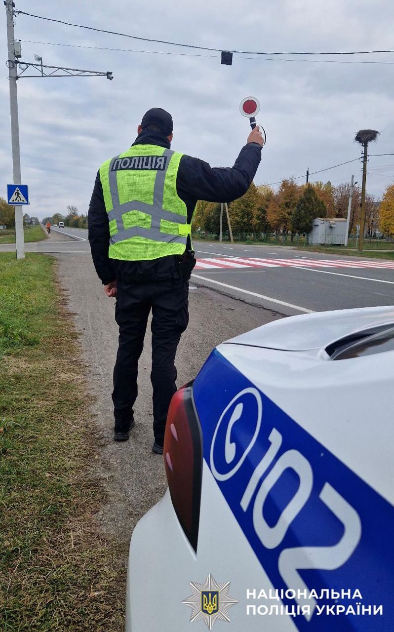 Забезпечення правопорядку і безпеки, допомога населенню – на Чернігівщині поліція цілодобово служить в посиленому режимі