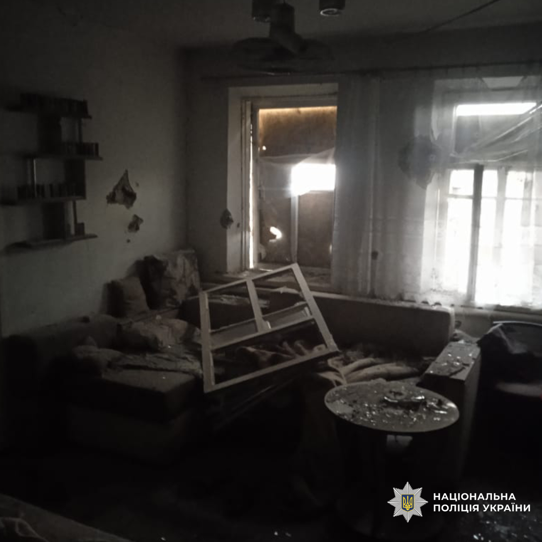 Пошкоджена кімната в будинку внеслідок обстрілу