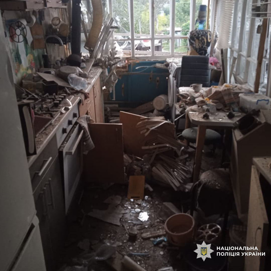 Пошкоджена кімната в будинку внеслідок обстрілу